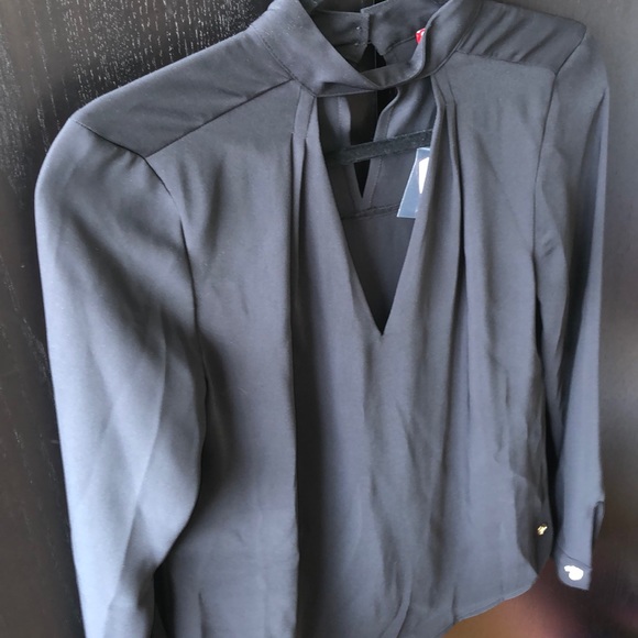 *NWT* GUESS Long-Sleeve Keyhole Choker Top, Size XS - Picture 8 of 11